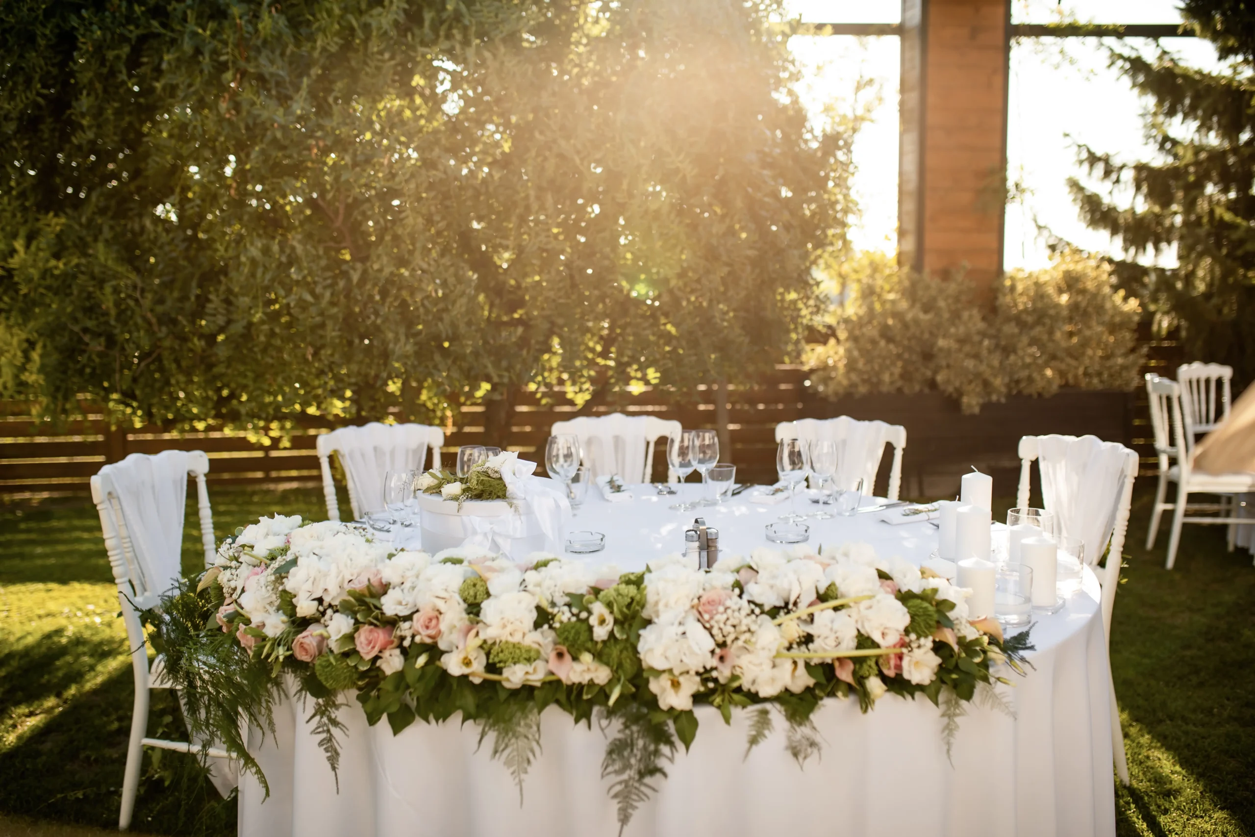 elegant-table-setting-outdoor-wedding-reception